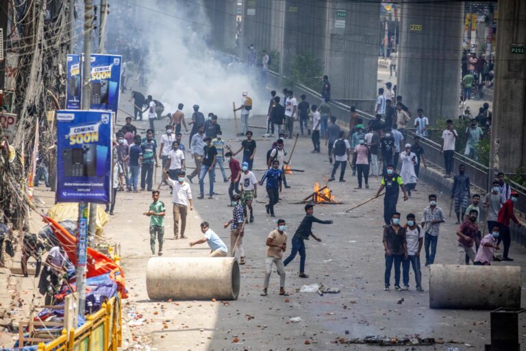 Decretan toque de queda con órdenes de disparar por violentas protestas en Bangladesh