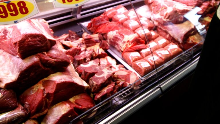 Maule: Supermercado es denunciado por vender carne con hongos y pollos mal manipulados