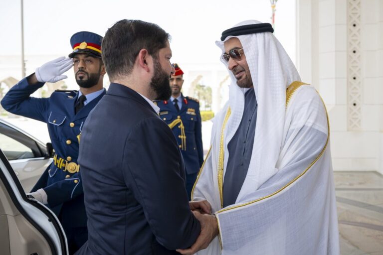 Chile y Emiratos Árabes firman “histórico” acuerdo para triplicar el comercio no petrolero para el año 2030