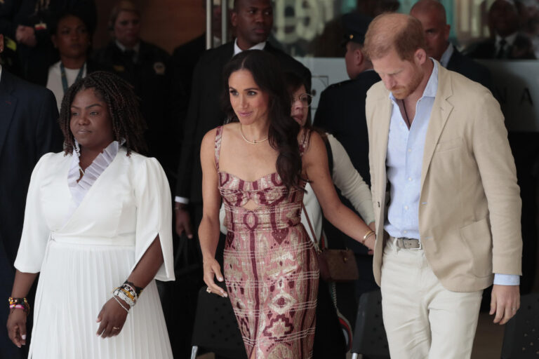 Príncipe Harry y Meghan abordan la violencia en línea durante visita a Colombia