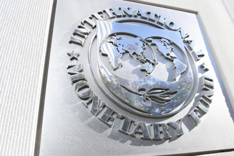 FMI renueva línea de crédito de US$13.800 millones para Chile, pero advierte sobre 