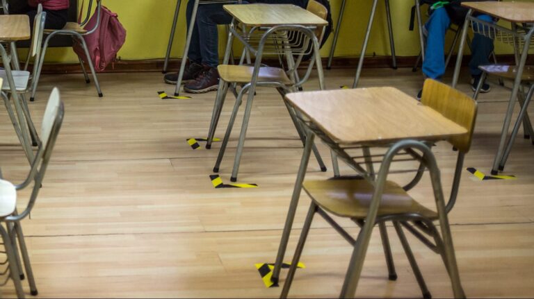 Suspenden las clases en parte de 8 regiones del país: Revisa el listado completo