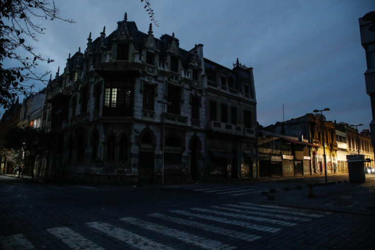 Casi 300 mil clientes siguen sin electricidad: Estas son las comunas de la RM más impactadas por los apagones