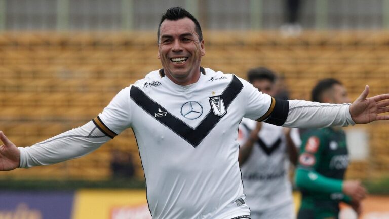 Leyenda incombustible: Esteban Paredes marca en su retorno al fútbol profesional a sus 44 años y le da la victoria a Santiago Morning