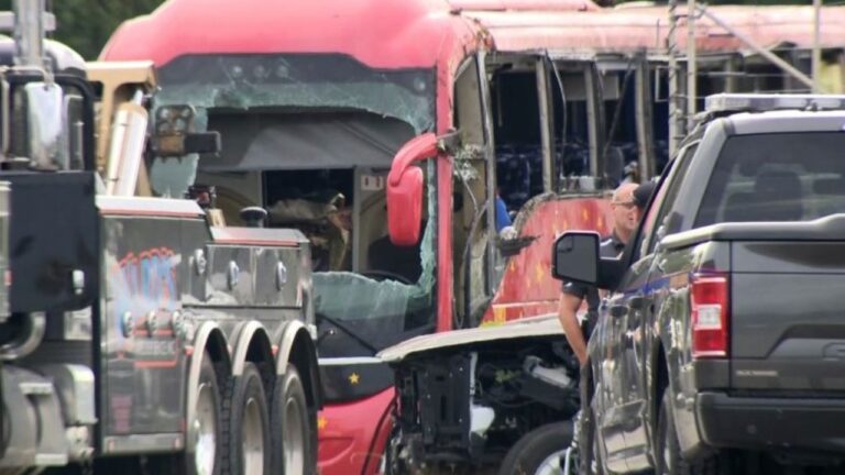 7 muertos y más de 30 heridos tras volcamiento de bus en Estados Unidos