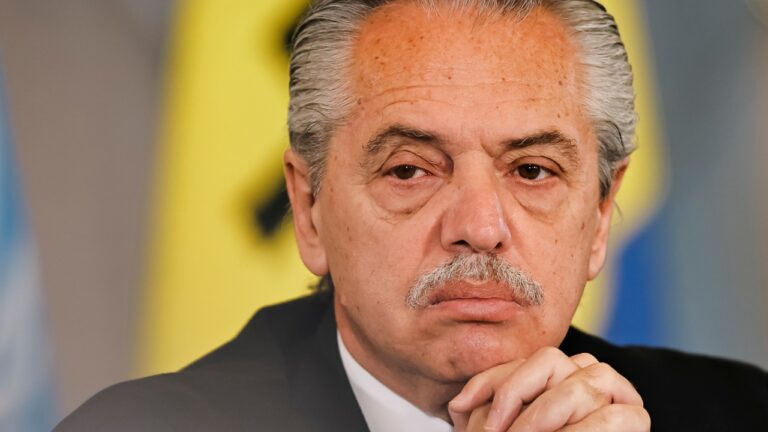 Allanan departamento de Alberto Fernández por causa de violencia de género