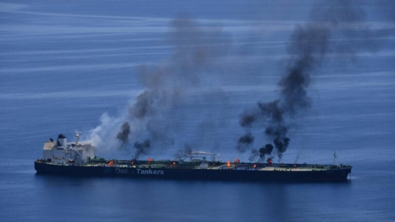Barco petrolero lleva 4 días incendiándose tras “ataque extremo” de hutíes en el mar Rojo: Advierten posible derrame