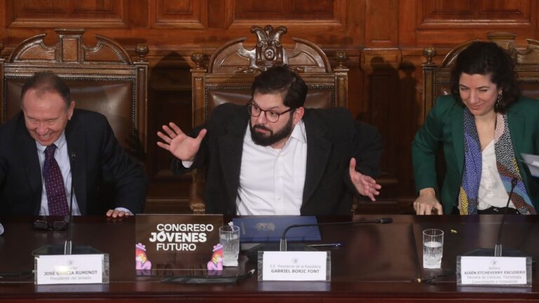 “¿Qué hacer con la UDI?”: La broma del presidente Boric sobre el uso de ChatGPT