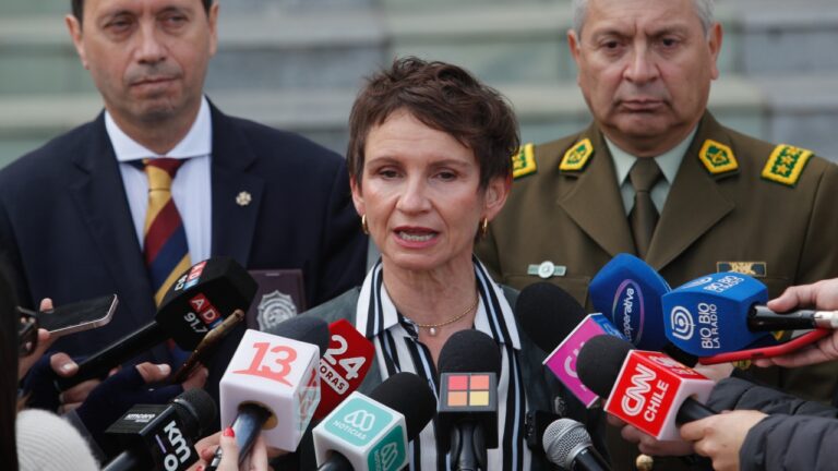 “Estamos decididos a derribar este prejuicio”: Tohá lamenta positiva percepción del autoritarismo para enfrentar la delincuencia