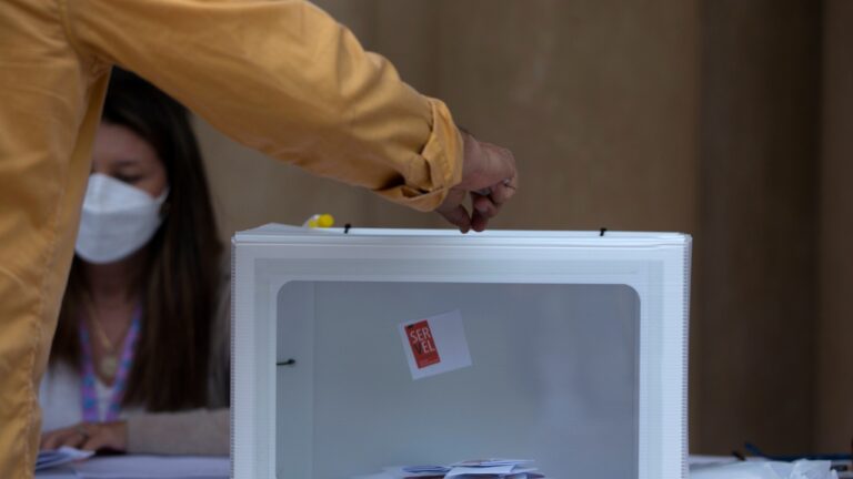 “Estricta imparcialidad”: Esto es lo que dice Contraloría sobre el rol de funcionarios públicos en periodo de elecciones