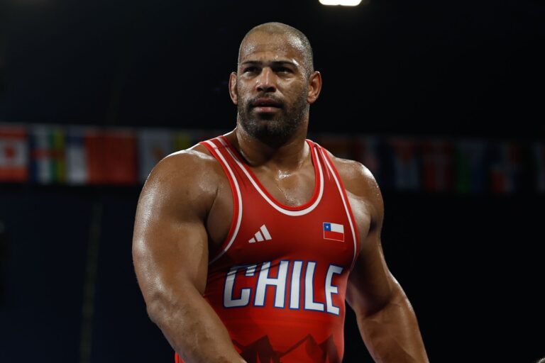 ¡Extraordinario! Yasmani Acosta asegura su lugar en las semifinales de lucha grecorromana en París 2024