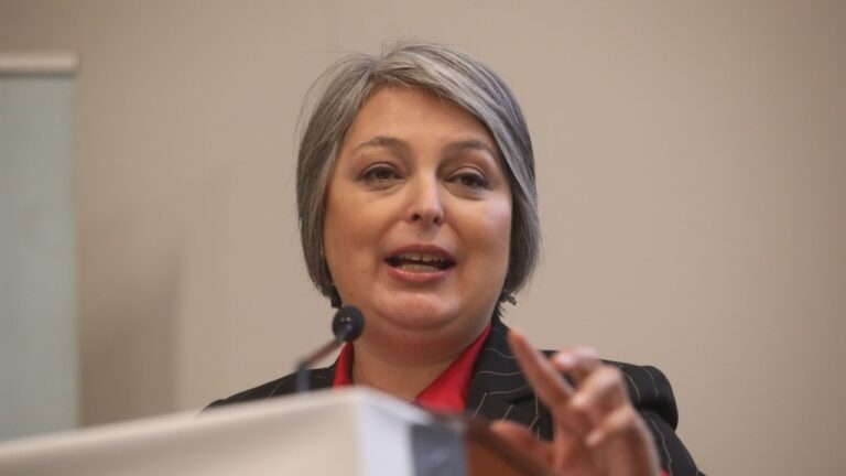 “Andan de víctima por su minutita”: Ministra Jara vuelve a arremeter contra las AFP