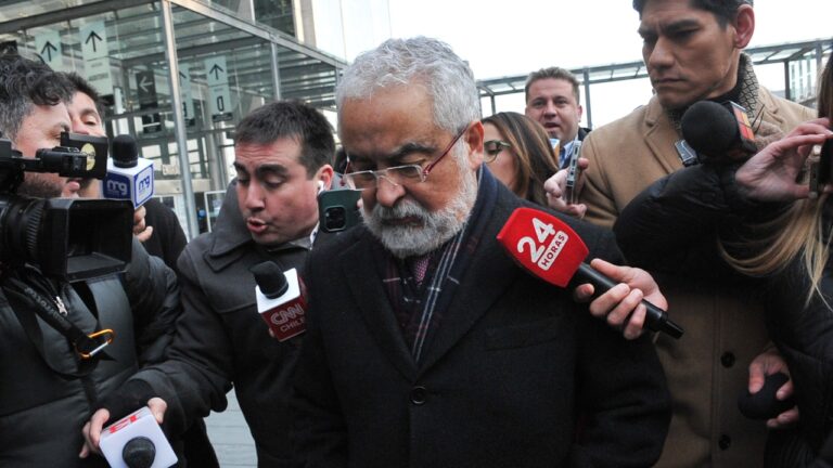 Sin dar declaraciones: Así fue la mediática llegada de Luis Hermosilla a la audiencia de formalización en su contra