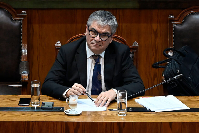 “Irresponsable”: Marcel se suma a las críticas contra empresas por cierre de Huachipato