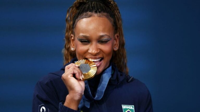 ¿Por qué los atletas olímpicos muerden sus medallas?