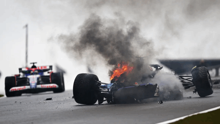 Su auto estalló en llamas: Piloto de F1 salió ileso en impactante accidente durante las prácticas del Gran Prix de Holanda