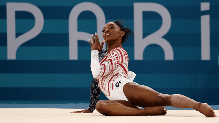 Simone Biles sufre caída en la viga de equilibrio y pierde el oro por primera vez en los Juegos Olímpicos