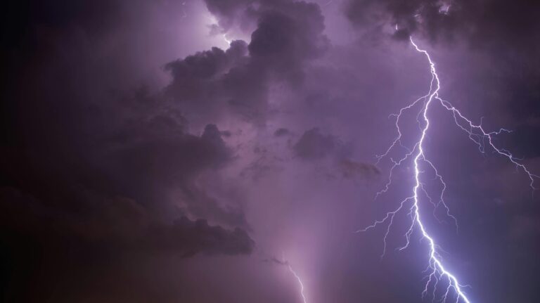 Pronóstico de tormentas eléctricas en seis regiones del país lleva a emitir aviso meteorológico
