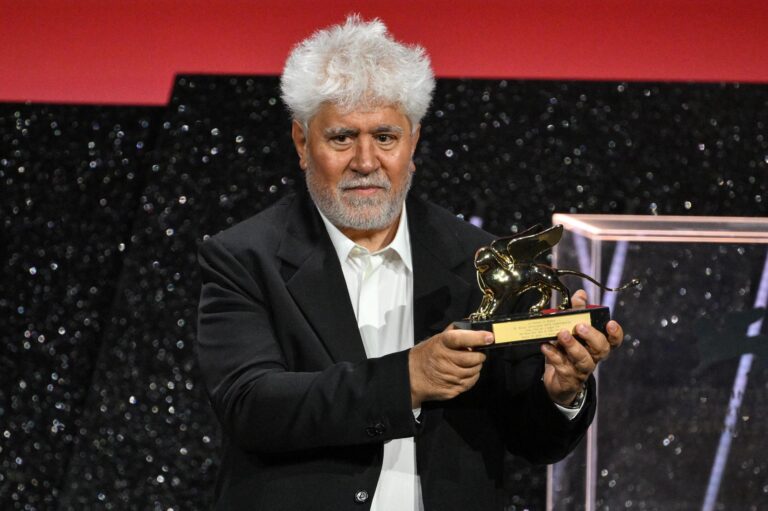 Pedro Almodóvar gana el León de Oro en Venecia con su primera película en inglés