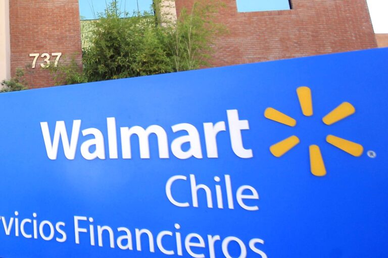Walmart demanda a exejecutivo por apropiarse de 