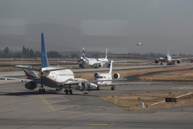 La disputa entre JetSmart, Latam y Sky por las frecuencias aéreas indefinidas de sus vuelos
