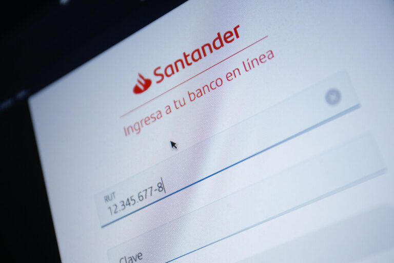 Confirman fallas en los sistemas digitales de Banco Santander en Chile