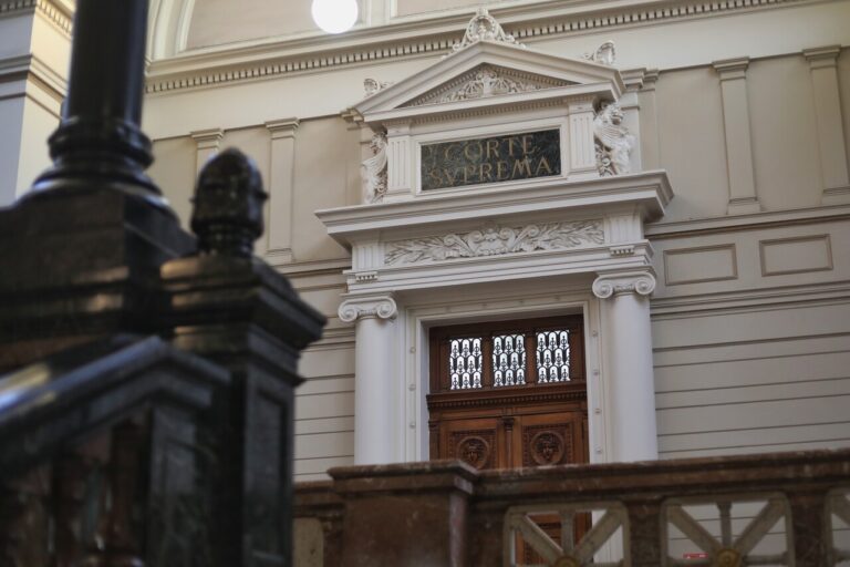 Cadem: Un 54% afirma tener una imagen 