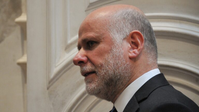 Tras mención en chat: Ministro Elizalde descarta conversaciones con Hermosilla y recuerda que se abstuvo en votación de Valencia