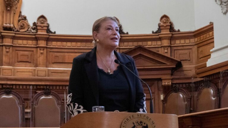 Carabineros retira celular y computador de Ángela Vivanco: Procedimiento se realizó de forma voluntaria