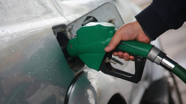 “Durará hasta después del 18”: El detalle de lo que bajarían las bencinas, diésel y parafina para Fiestas Patrias