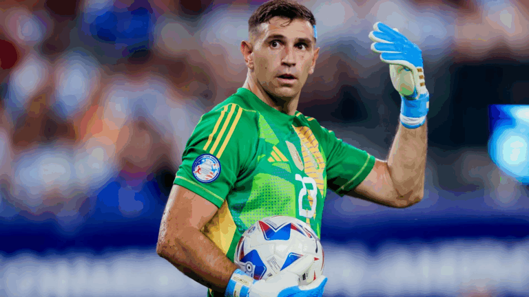 FIFA sanciona a Emiliano “Dibu” Martínez por celebrar triunfo ante Chile con gestos ofensivos y agredir a camarógrafo en Colombia