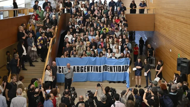 En plenas escaleras: Festival de San Sebastián alojó protesta del cine argentino contra políticas de Milei hacia la industria
