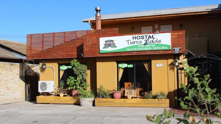 “Si el TV es chico, traiga lentes”: Sernac oficia a hostal de Santa Cruz que insulta a clientes que reclaman