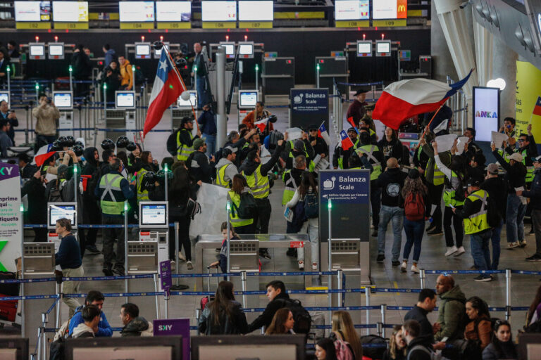Reajuste en sueldos y colación: Las demandas de la huelga en el Aeropuerto Pudahuel que comenzó hoy y extendería por 30 días