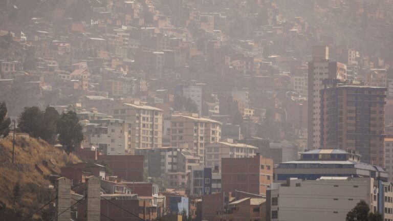 Bolivia: Suspenden vuelos y clases presenciales en las zonas más afectadas por los incendios forestales