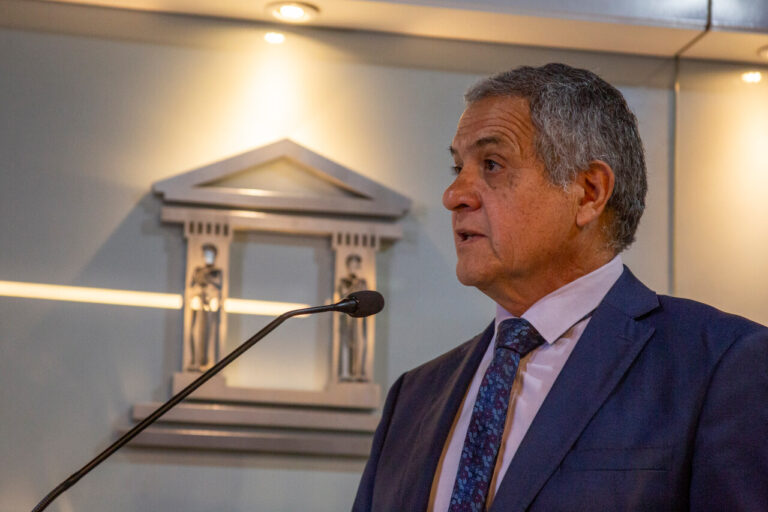 “Debemos estar al escrutinio público”: Ministro Carroza dice no temer a ser inhabilitado ante una acusación constitucional