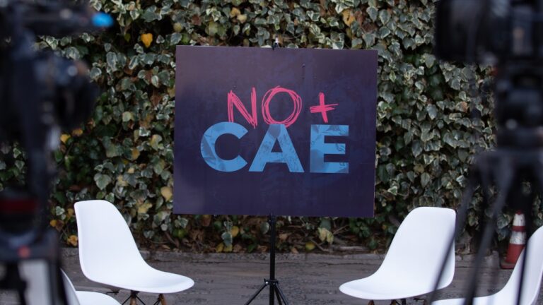 Aumenta relevancia de condonar el CAE, pero se sigue en niveles bajos: Solo 14% lo apoya y es la séptima prioridad, según Cadem