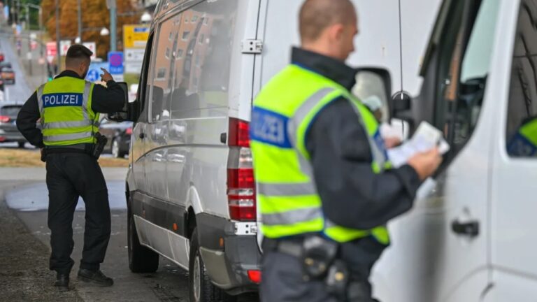 Alemania cede ante la presión de la extrema derecha y estrecha sus fronteras