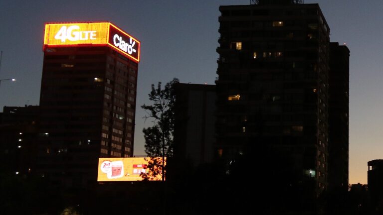 Nueva norma lumínica restringe horario en que funcionan pantallas publicitarias y focos de estadios