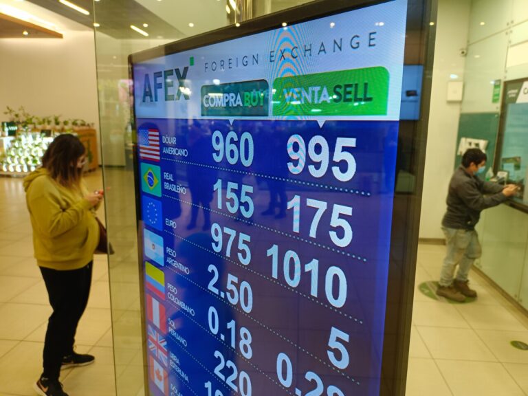 Millonaria estafa piramidal afectó a casa de cambio en Las Condes: Acusan a exfuncionario de fraude con venta de dólares