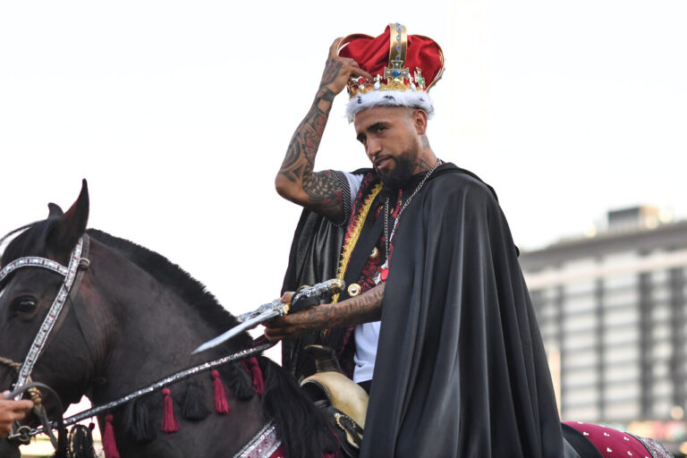 Vidal se prueba la corona con Colo Colo: 