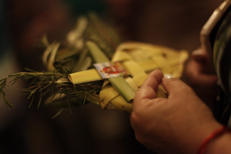 Encuesta CEP: Baja creencia decidida en el infierno y en los milagros religiosos, pero aumenta quienes confían en la energía de lagos, árboles o cristales