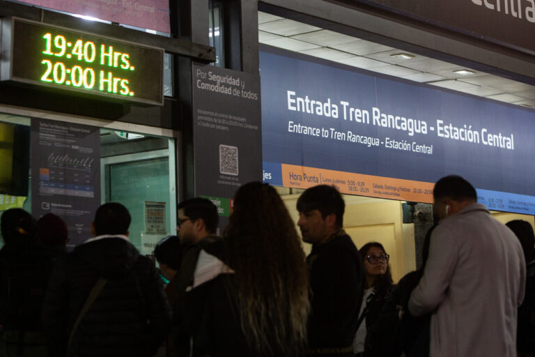 EFE informa que servicio de trenes de Rancagua-Estación Central está funcionando de forma parcial tras descarrilamiento