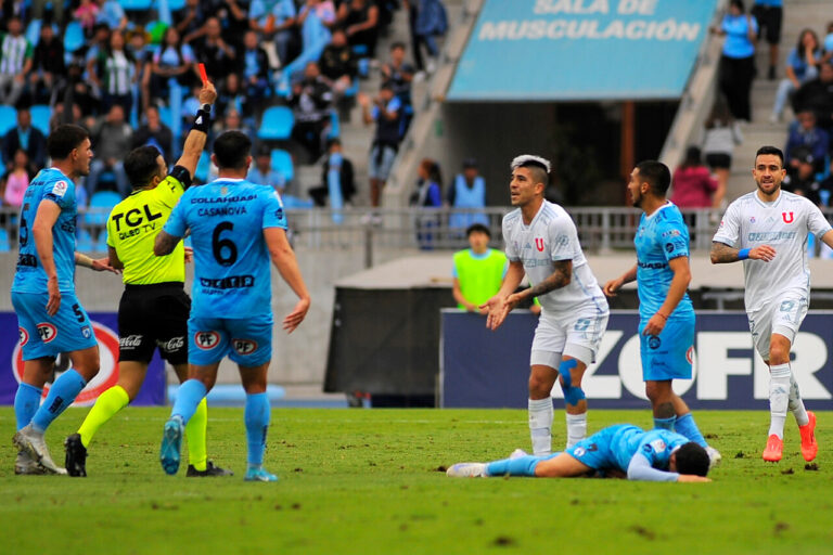 Informe arbitral complica a la U: Fernández podría perderse de dos a cinco partidos tras expulsión ante Iquique