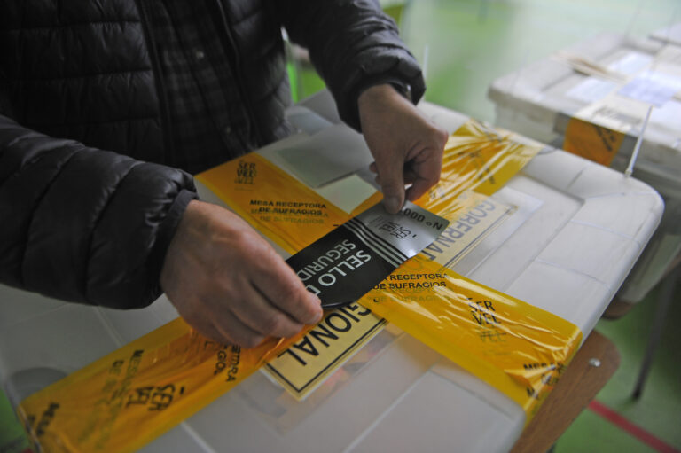 Un 46,86% del padrón electoral votó en el primer día: Región del Maule tuvo la mayor participación