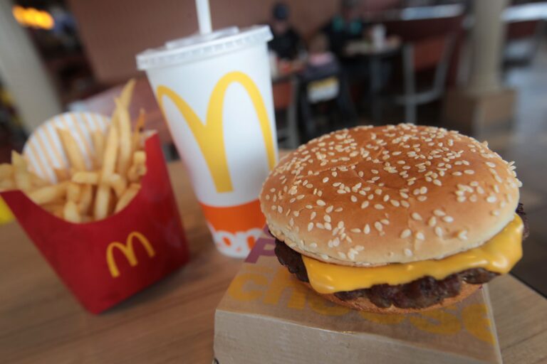Acciones de McDonald’s se desploman tras mortal brote de E. coli: Compañía defiende que sus alimentos son seguros