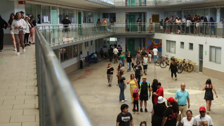 Detienen a dos personas por riña en local de votación de Puente Alto