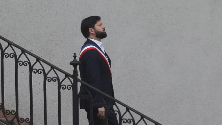 La olvidada otra denuncia contra el Presidente: ¿En qué quedó la acción judicial contra Gabriel Boric por conducir bus eléctrico sin licencia?