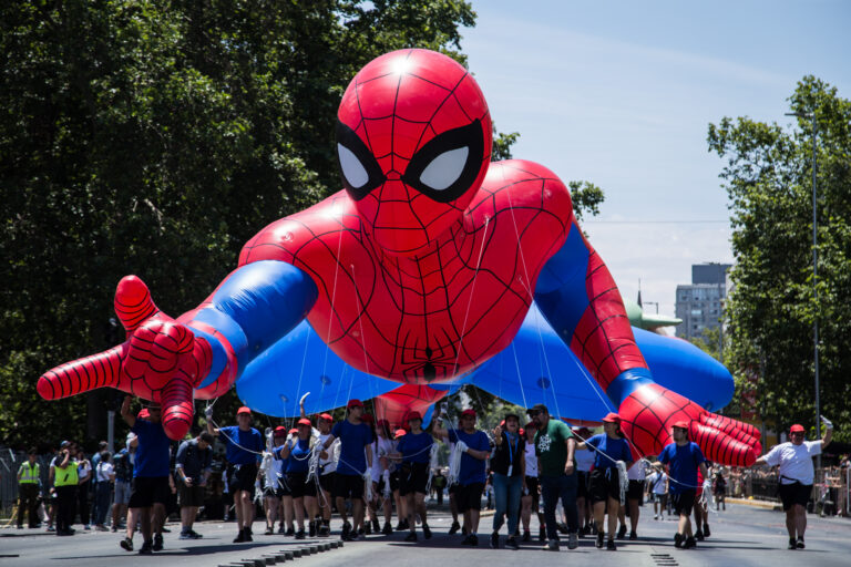 Todo lo que debes saber del Paris Parade 2024: Horarios, personajes, desvíos de tránsito y puntos de hidratación
