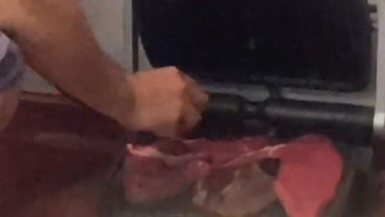 Video: Presidente de mesa sorprende con insólito asado en local de votación